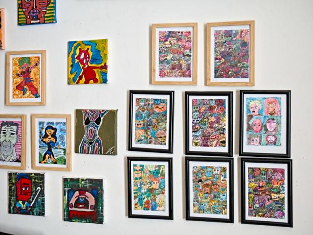 Tableaux de dessins accrochés à un mur blanc