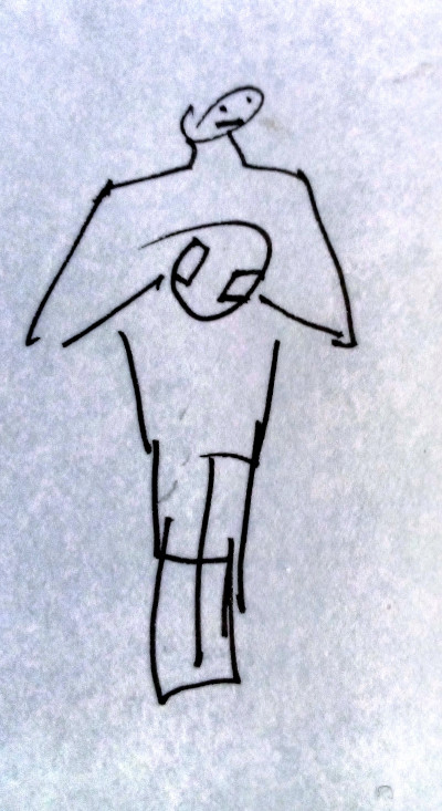 Le tambour se tient des deux mains de chaque coté au niveau de la poitrine